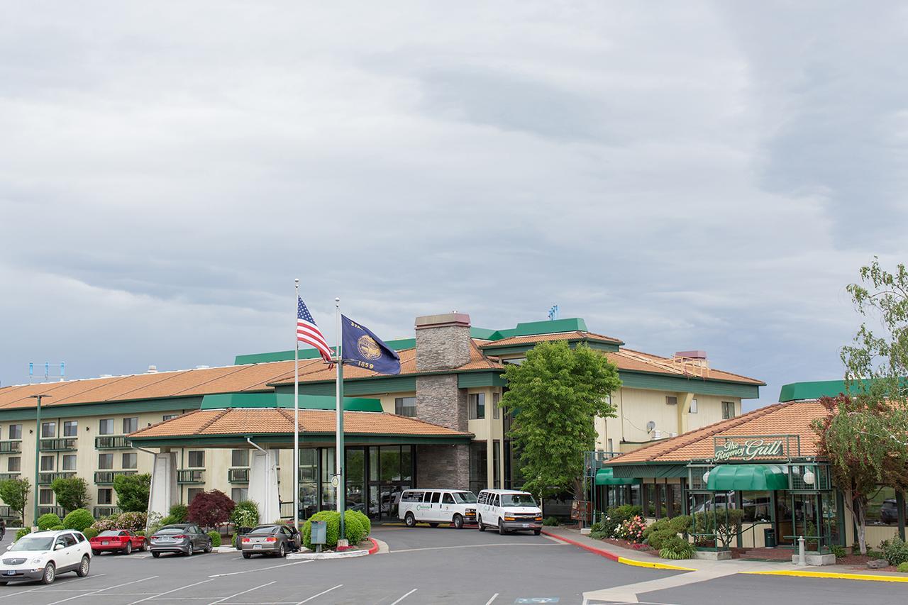Rogue Regency Inn & Suites Medford Exterior foto